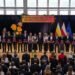 Stypendyści prezydenta Białegostoku z aktami stypendialnymi podczas uroczystości w hali sportowej