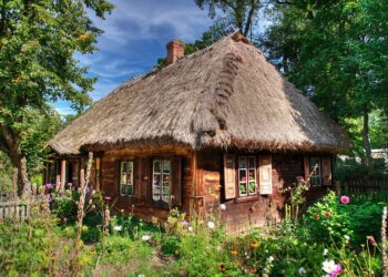 Drewniana chata kryta strzechą w Muzeum Rolnictwa imienia księdza Krzysztofa Kluka w Ciechanowcu