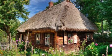 Drewniana chata kryta strzechą w Muzeum Rolnictwa imienia księdza Krzysztofa Kluka w Ciechanowcu