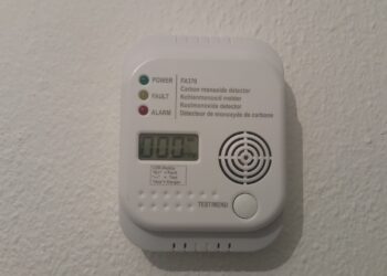 Czujnik tlenku węgla zamontowany na ścianie