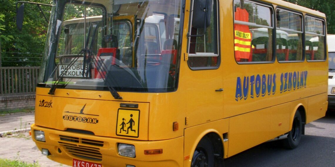 Żółty autobus szkolny Autosan z napisem Autobus szkolny