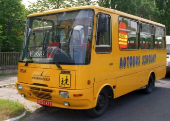 Żółty autobus szkolny Autosan z napisem Autobus szkolny