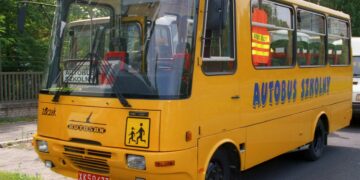 Żółty autobus szkolny Autosan z napisem Autobus szkolny