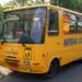 Żółty autobus szkolny Autosan z napisem Autobus szkolny