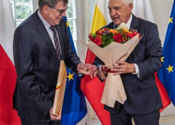 Uroczystość pożegnania prof. Tomasza Hirnle w Białymstoku, wręczenie kwiatów