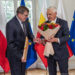 Uroczystość pożegnania prof. Tomasza Hirnle w Białymstoku, wręczenie kwiatów