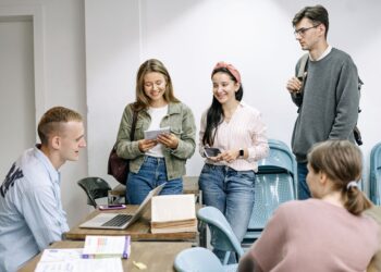 Grupa młodych osób ucząca się wspólnie przy stole