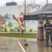 Mural przedstawiający sportowe żubry i maskotki na ścianie przy Chorten Arenie w Białymstoku