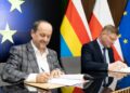 Przedstawiciele fundacji i samorządu województwa podpisują umowę na projekt opiekuńczy