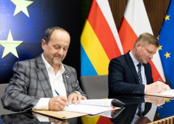 Przedstawiciele fundacji i samorządu województwa podpisują umowę na projekt opiekuńczy