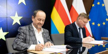 Przedstawiciele fundacji i samorządu województwa podpisują umowę na projekt opiekuńczy
