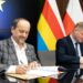 Przedstawiciele fundacji i samorządu województwa podpisują umowę na projekt opiekuńczy