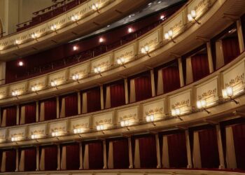Widownia i scena teatru operowego przed spektaklem