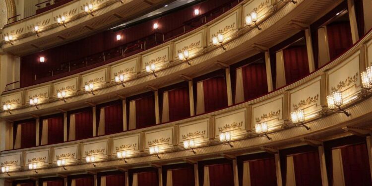 Widownia i scena teatru operowego przed spektaklem