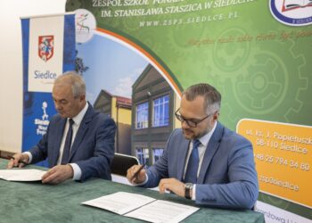 Prorektor Politechniki Białostockiej i dyrektor szkoły podpisują umowę o współpracy