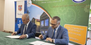 Prorektor Politechniki Białostockiej i dyrektor szkoły podpisują umowę o współpracy