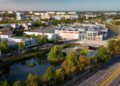 Widok z lotu ptaka na centrum handlowe G City Biała w Białymstoku