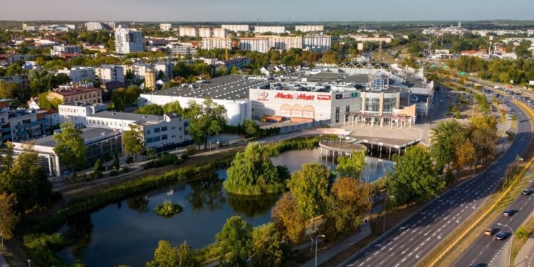 Widok z lotu ptaka na centrum handlowe G City Biała w Białymstoku