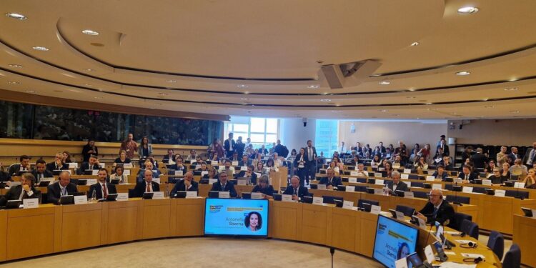 Sala obrad w Parlamencie Europejskim podczas debaty o polityce spójności