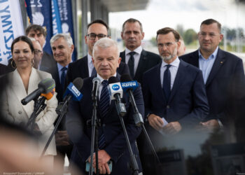 Marszałek Łukasz Prokorym i rektor Politechniki Białostockiej podpisują list intencyjny w sprawie RE: SPACE