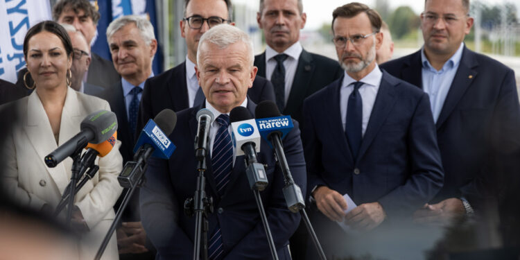 Marszałek Łukasz Prokorym i rektor Politechniki Białostockiej podpisują list intencyjny w sprawie RE: SPACE