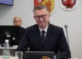 Obrady XXXI sesji Rady Powiatu Białostockiego, przewodniczący przy stole prezydialnym