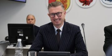 Obrady XXXI sesji Rady Powiatu Białostockiego, przewodniczący przy stole prezydialnym