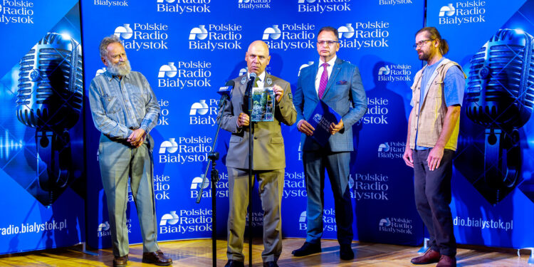 Konferencja prasowa w Polskim Radiu Białystok, przedstawiciele Biebrzańskiego Parku Narodowego i radia prezentują projekt słuchowiska