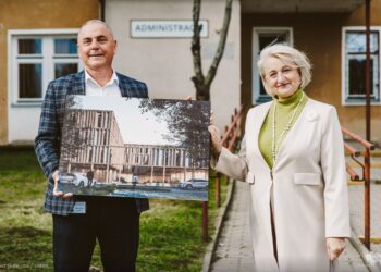 Dyrektor szpitala i wicemarszałek prezentują wizualizację nowego budynku poradni