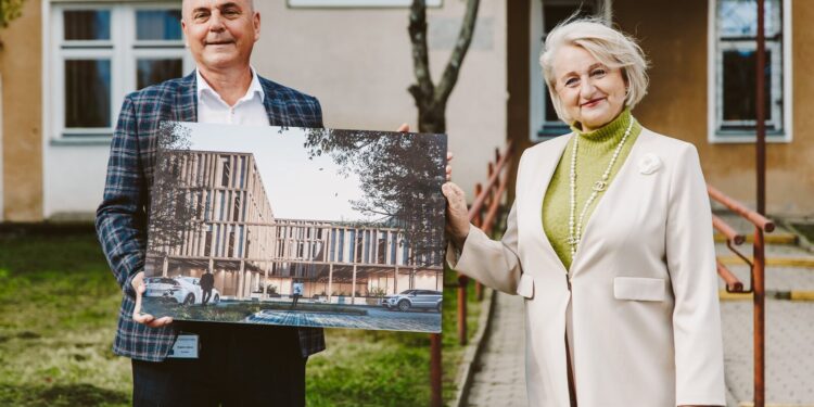 Dyrektor szpitala i wicemarszałek prezentują wizualizację nowego budynku poradni