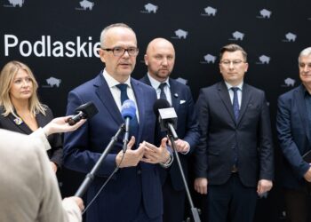 Marszałek województwa podlaskiego i samorządowcy odpowiadają na pytania dziennikarzy