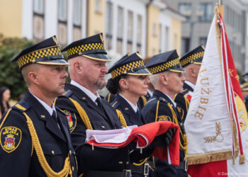 Poczet sztandarowy straży miejskiej podczas obchodów 35-lecia formacji w Białymstoku