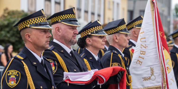 Poczet sztandarowy straży miejskiej podczas obchodów 35-lecia formacji w Białymstoku