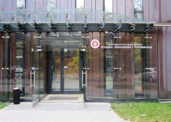 Wejście do budynku Uniwersytetu w Białymstoku