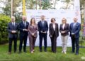 Uczestnicy konferencji Światowego Dnia Turystyki w Augustowie pozują do wspólnego zdjęcia