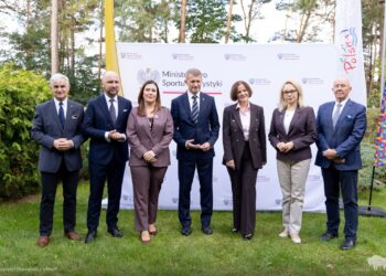 Uczestnicy konferencji Światowego Dnia Turystyki w Augustowie pozują do wspólnego zdjęcia