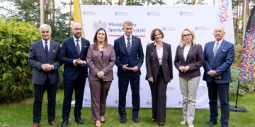 Uczestnicy konferencji Światowego Dnia Turystyki w Augustowie pozują do wspólnego zdjęcia