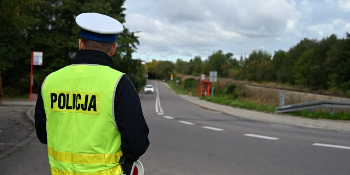 Policjant ruchu drogowego przy drodze - zdjęcie ilustracyjne