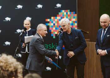 Marszałek województwa podlaskiego wręcza akt powołania członkowi zespołu