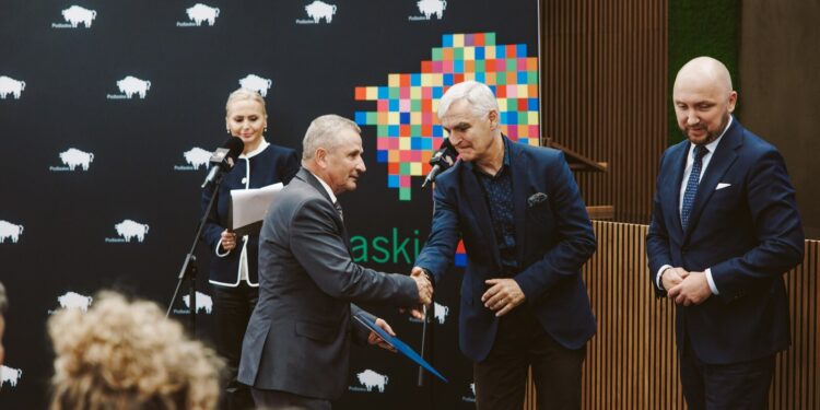 Marszałek województwa podlaskiego wręcza akt powołania członkowi zespołu