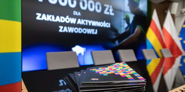 Podpisanie umów na dofinansowanie Zakładów Aktywności Zawodowej w województwie podlaskim