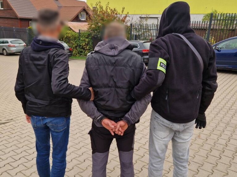 Policjanci podczas ogólnopolskiej akcji poszukiwawczej na terenie województwa podlaskiego (2)
