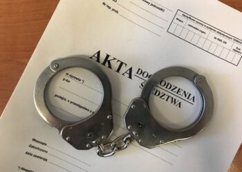 Policyjny radiowóz zaparkowany przed budynkiem