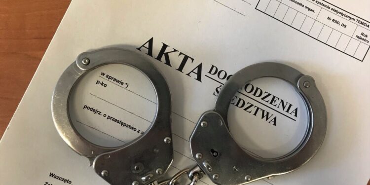 Policyjny radiowóz zaparkowany przed budynkiem