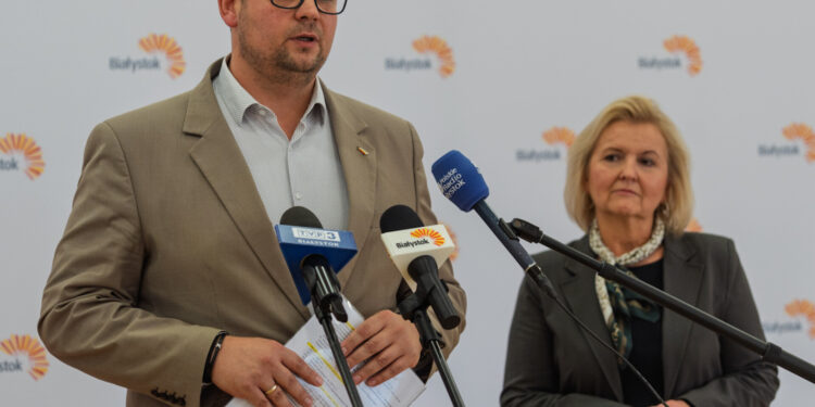 Konferencja prasowa w Urzędzie Miejskim w Białymstoku poświęcona zmianom organizacyjnym w szkołach i przedszkolach