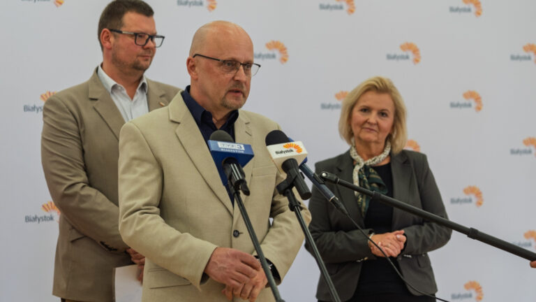 Przedstawiciele władz Białegostoku podczas konferencji o zmianach w sieci szkół i przedszkoli