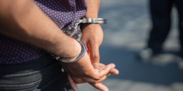 Skute kajdankami dłonie zatrzymanego mężczyzny
