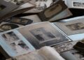 Stare albumy z czarno-białymi fotografiami rodzinnymi rozłożone na stole