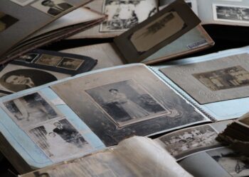 Stare albumy z czarno-białymi fotografiami rodzinnymi rozłożone na stole