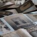 Stare albumy z czarno-białymi fotografiami rodzinnymi rozłożone na stole